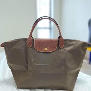 Longchamp Le Pliage short handle. Authentic. Bought in Paris. Unused.